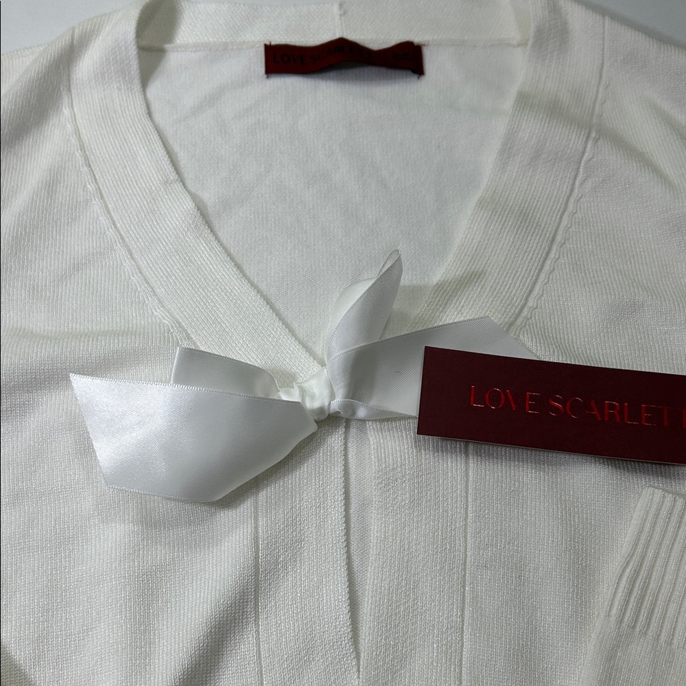 Elegant Women's V-Neck Sweater in Cream - Picture 4 of 16